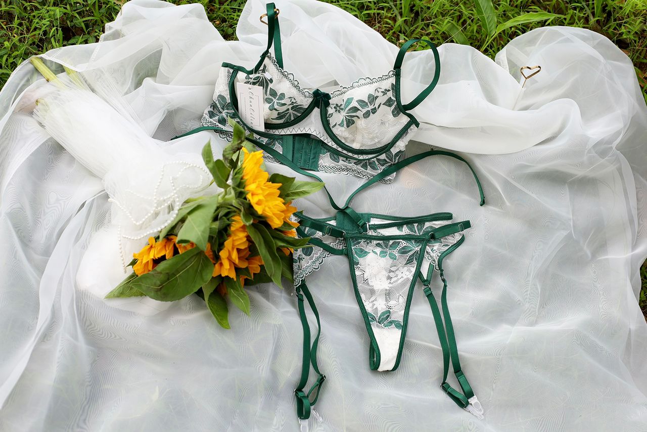 Emerald Bloom Premium Garter Set